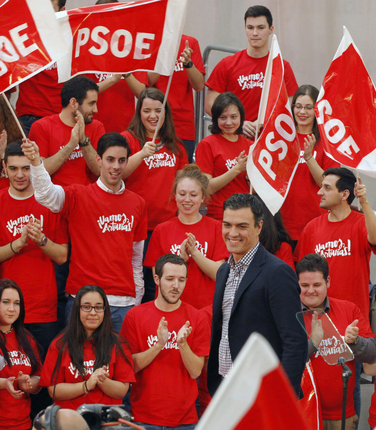 El máster de Casado y la baja de Iglesias tientan al PSOE con el adelanto electoral
