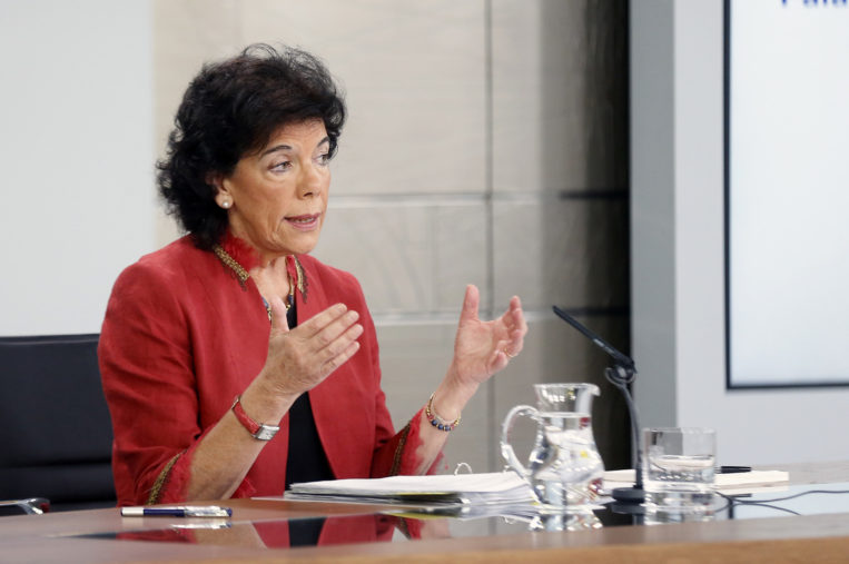 Los gazapos de Celaá terminan con los tradicionales corrillos en La Moncloa