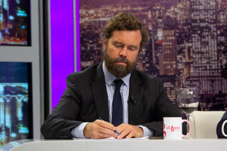ETB golpea a Vox con El Yunque, Irán y las "tarjetas green" de Santi Abascal 2 Moncloa VOX