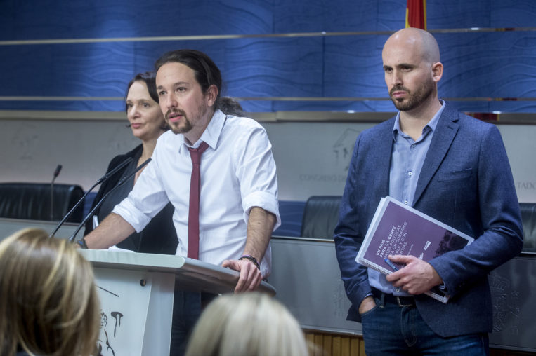 Iglesias busca cómo frenar a Bescansa para que no aumenten las baronías rebeldes