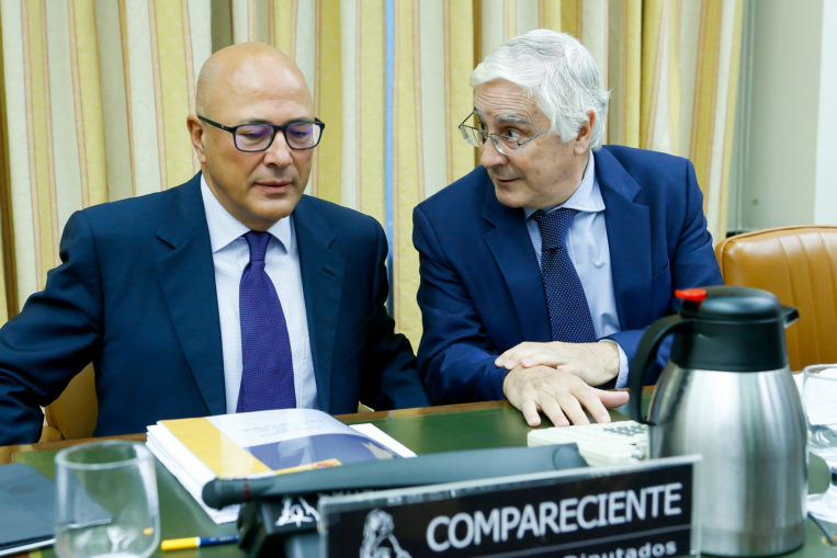 El secretario de Estado de Defensa niega haber pagado a Villarejo para espiar a Aznar