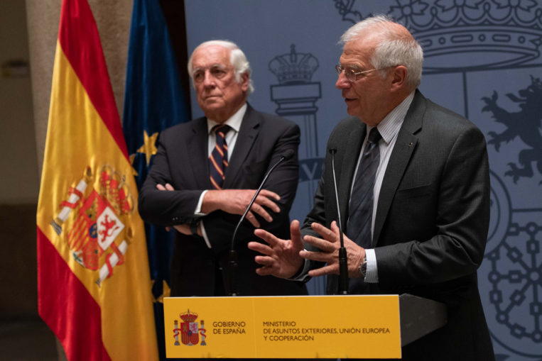 Borrell revoluciona a los diplomáticos al querer bajar la antigüedad para ser embajador