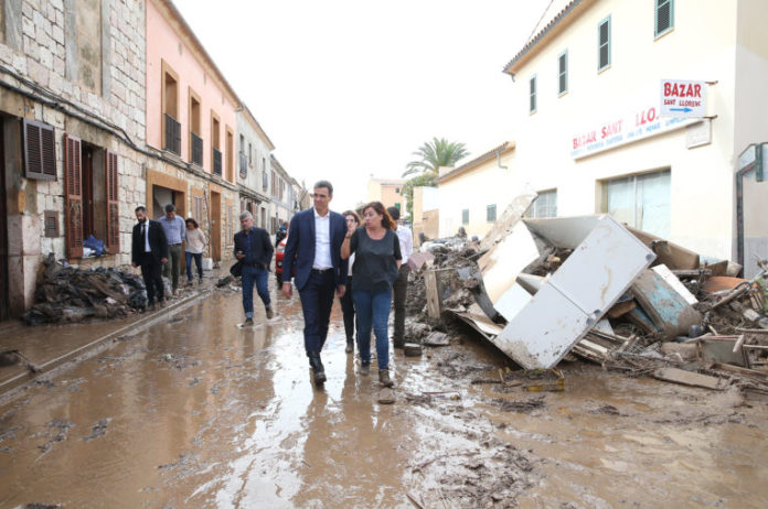 Armengol y Pedro Sánchez visitan las casas afectadas por una riada en Baleares.