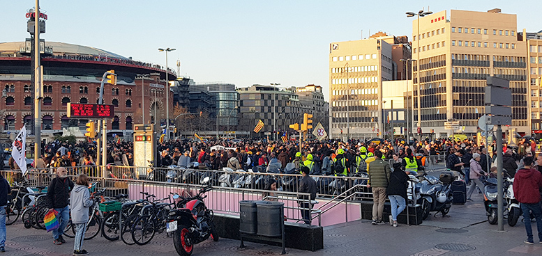 Bofetón del independentismo al MWC y la imagen de Barcelona 1 Moncloa manifestacion plaza españa Moncloa