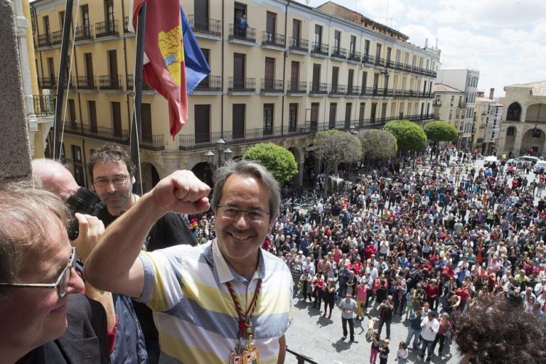 El alcalde más emblemático de IU tuerce el brazo de Garzón en Castilla y León