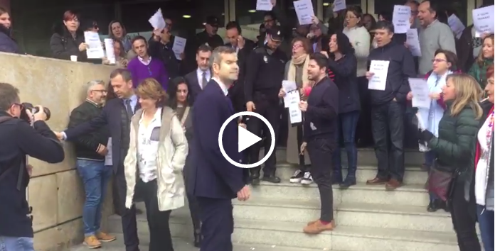 Delgado sufre un ‘escrache’ de funcionarios de Justicia en su visita a Toledo