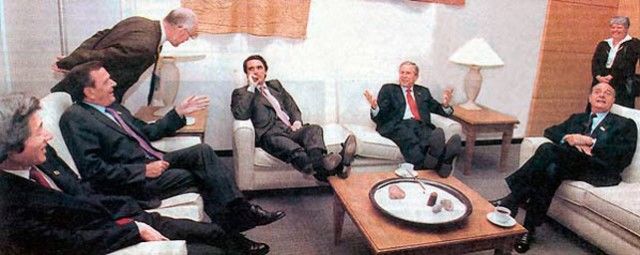 Aznar y Bush con los pies encima de la mesa en una reunion del G8 Moncloa