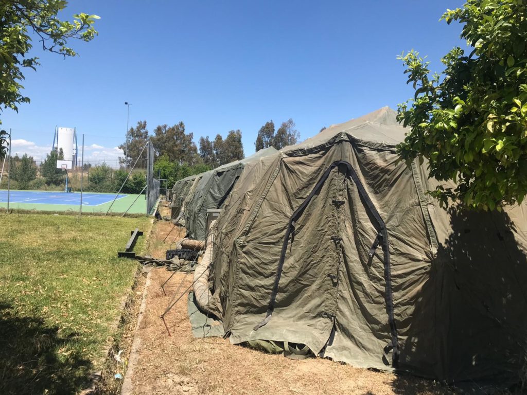 Día de las FAS: La Guardia Real, uniforme de gala de día, tiendas de campaña de noche 1 Moncloa Guardia Real campamento