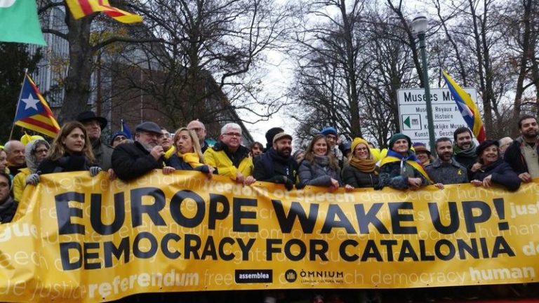 Manifestaciones frente a la Eurocámara en defensa de Puigdemont