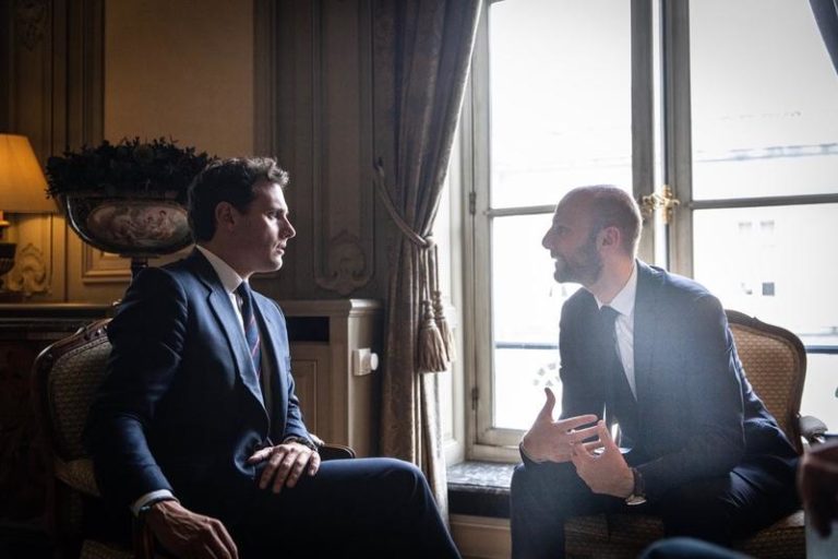 Rivera recula y dice que fue En Marche y no Macron quien le felicito