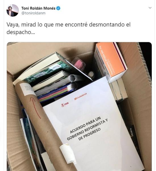 Roldán se despide con una icónica foto: el acuerdo de Rivera y Sánchez
