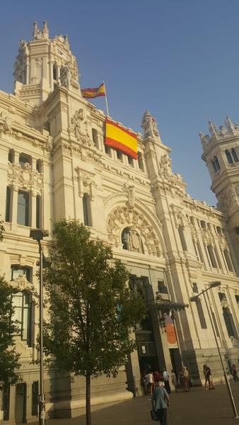 El Ayuntamiento de Madrid despliega una bandera de España como reclamó Vox