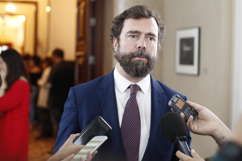 PP y Vox cargan contra Macron en defensa de los pactos a tres 4 Moncloa Espinosa de los Monteros Macron
