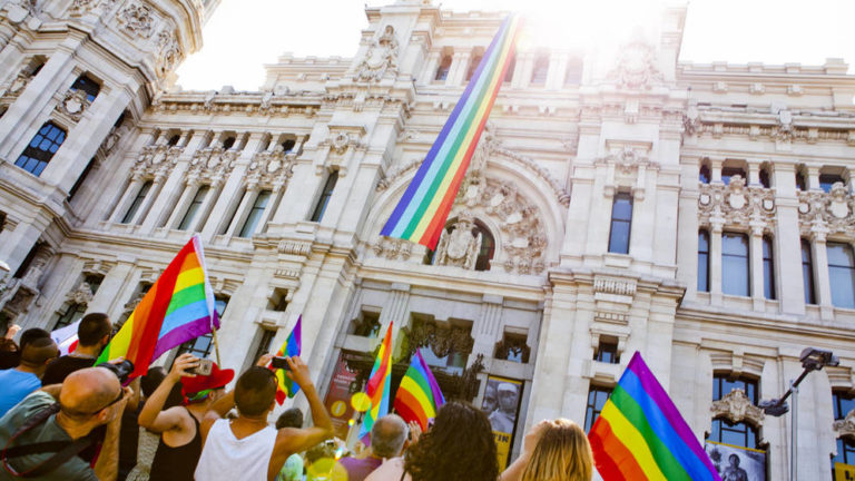 Vox pide al PP cambiar la bandera LGTBI por la española en el Orgullo