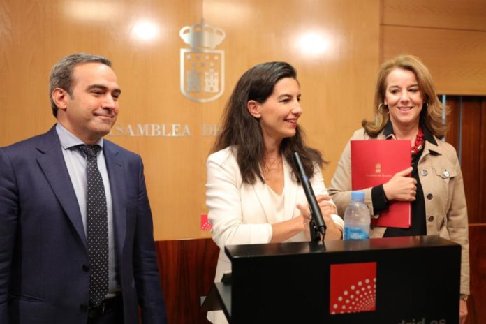 Vox programa a tres