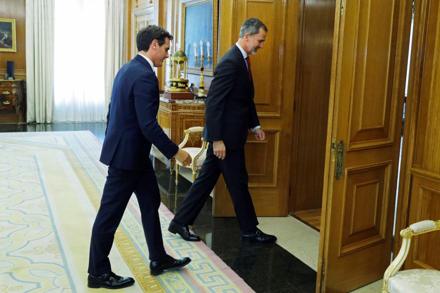Gestos y guiños en los encuentros del rey Felipe con los líderes políticos 3 Moncloa albertrivera Moncloa