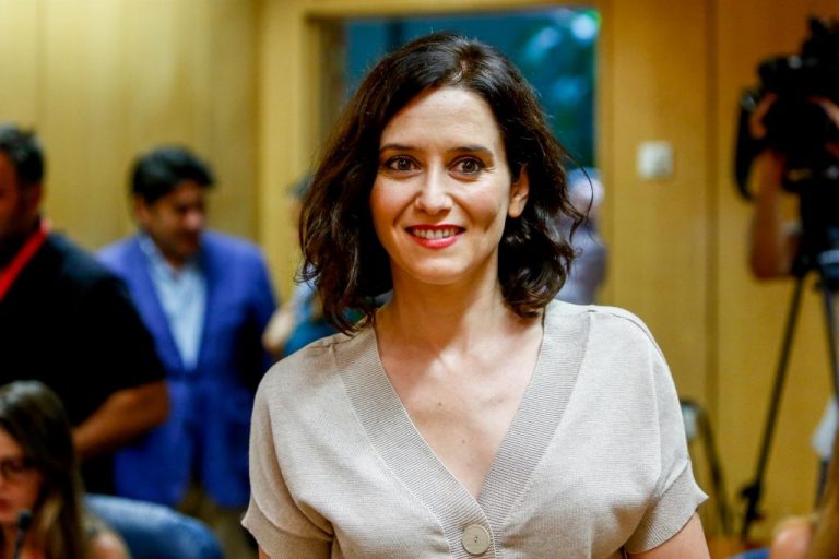 Ayuso llega al pleno de investidura lastrada por las sospechas