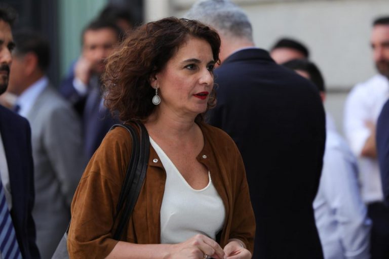 Montero llama a Podemos a negociar con el PSOE sólo de «programa político»