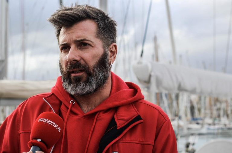 El Open Arms tacha de «vulgar» a Calvo y critica su «bajeza política»