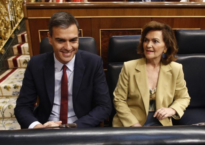 Pedro Sánchez y Carmen Calvo