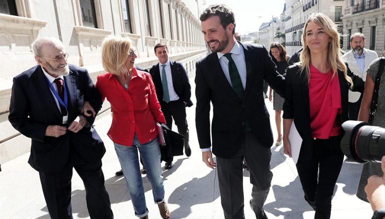 El PP seduce a una Rosa Díez que echa en falta el Congreso
