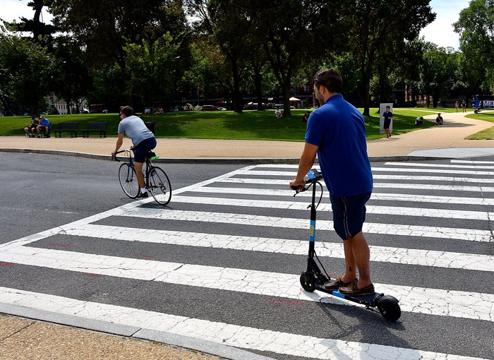 Fallece una menor atropellada cuando conducía su patinete en Valencia