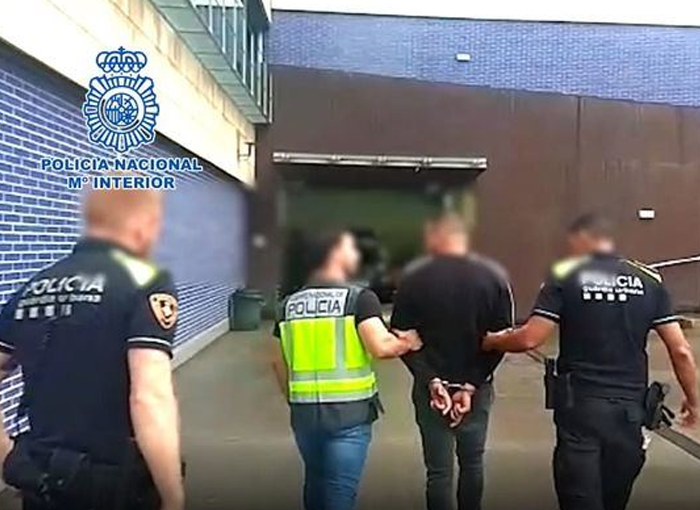 La Policía Nacional detiene en Barcelona a un fugitivo reclamado por dos delitos de homicidio en grado de tentativa