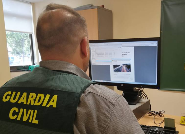 La Guardia Civil detiene a diez personas en Valencia por extorsión de usuarios de páginas web de citas