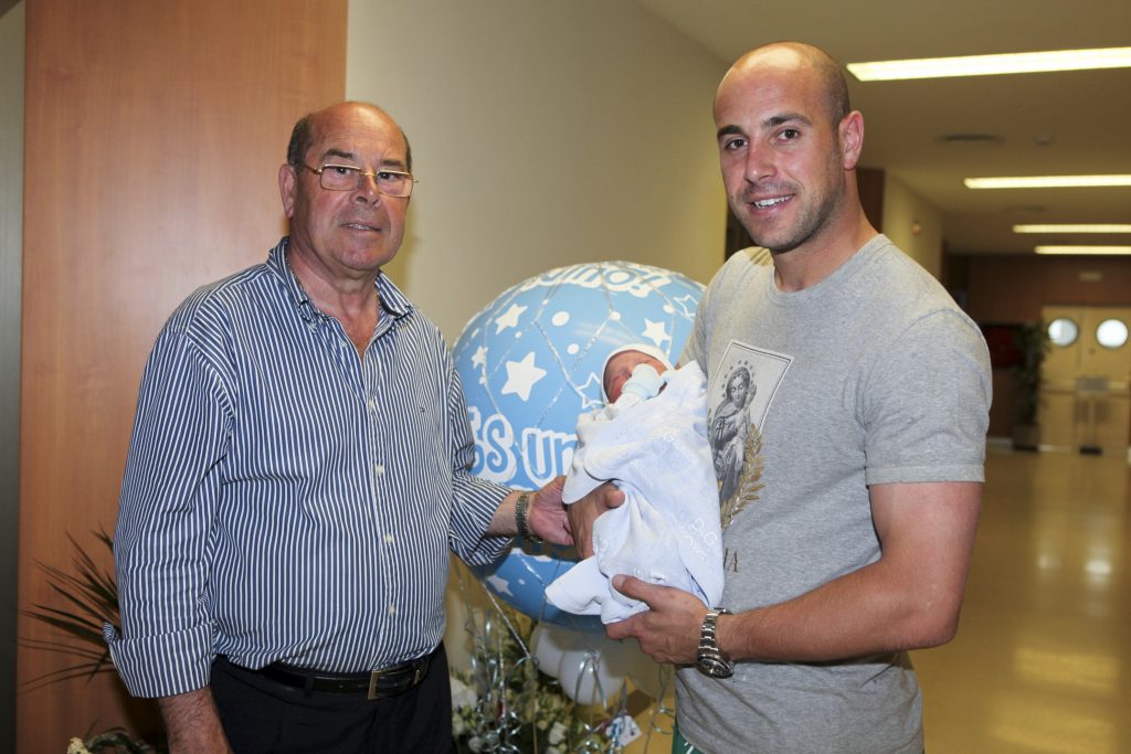 Miguel Reina junto con su hijo Pepe Reina