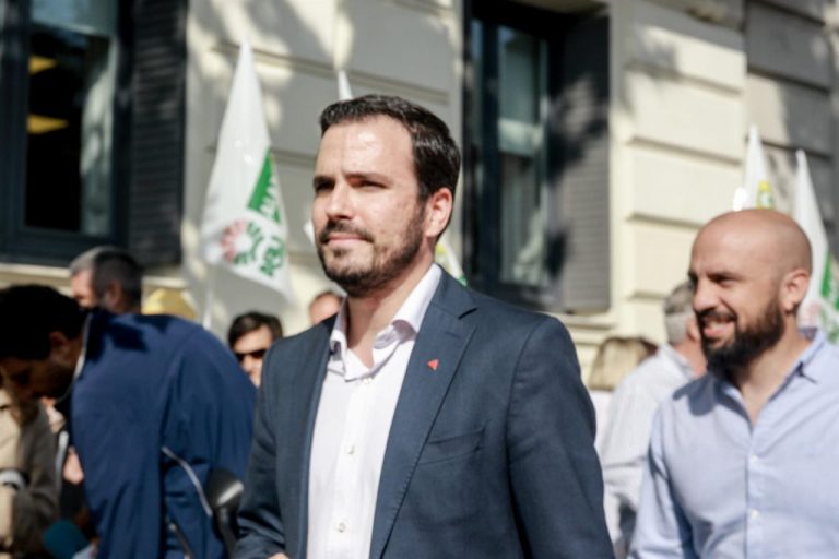 Garzón acusa a Sánchez de virar a la derecha para robar votos a Cs