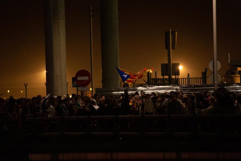 El Govern investiga las cargas de los Mossos en las protestas de El Prat