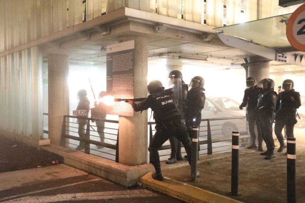 Carga policial aeropuerto del Prat