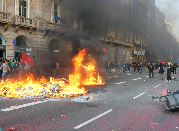 Dieciocho personas detenidas en Lleida en otra noche llena de disturbios 1 Moncloa 18 personas detenidas en los disturbios de este viernes en Lleida