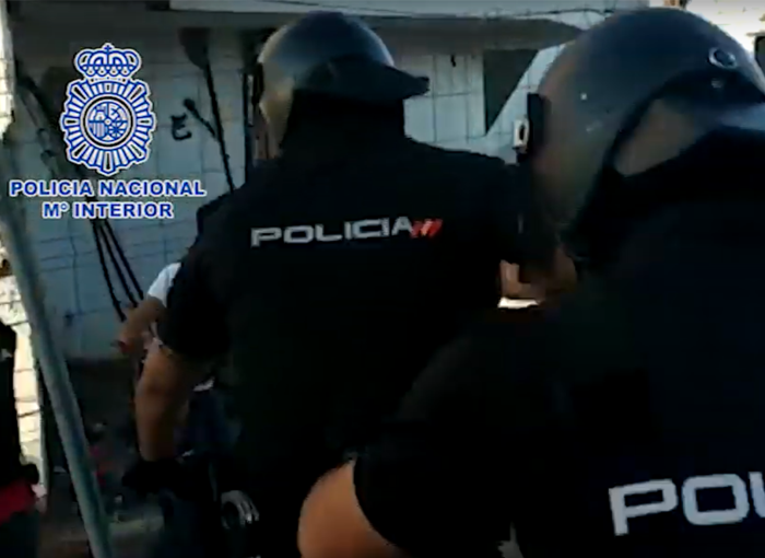 La Policía Nacional detiene en Puerto del Carmen a un hombre por tenencia ilícita de armas y tráfico de drogas.