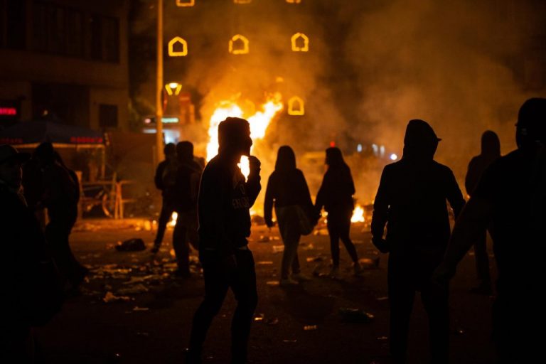 182 heridos y 83 detenidos en la jornada más violenta en Cataluña