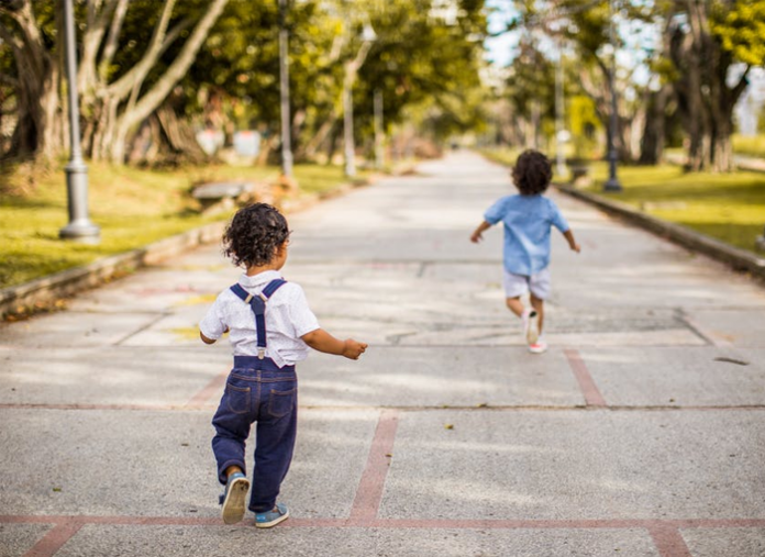 Hasta 3 niños con un adulto podrán salir 1 hora y llevar pelota o patinete