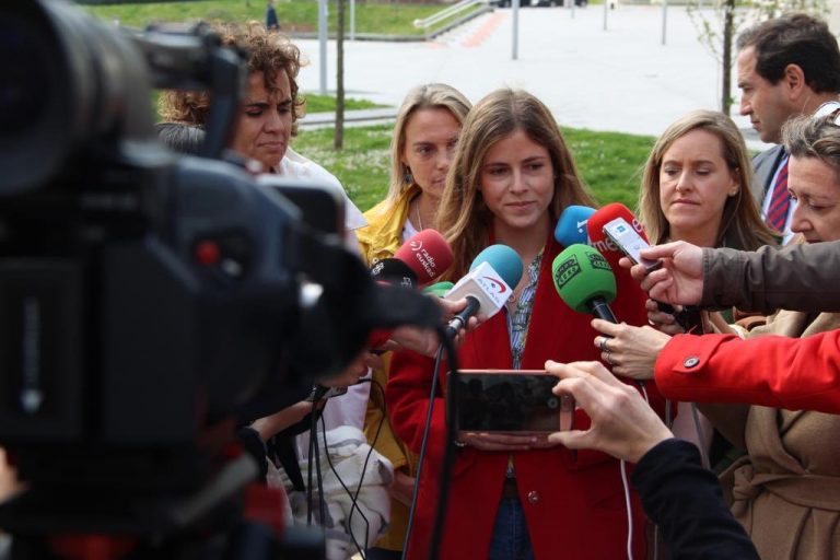 Despedido el responsable de publicar una foto en bikini de la diputada del PP Beatriz Fanjul