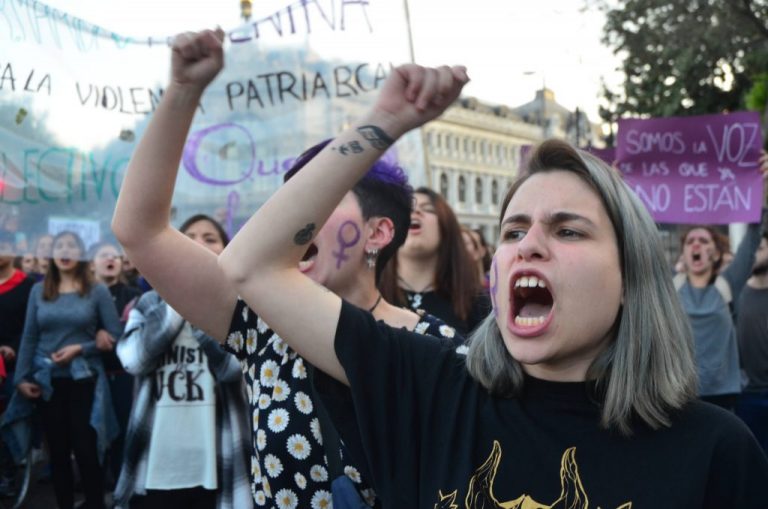 “La heterosexualidad es peligrosa”, el polémico artículo del día contra la violencia de género