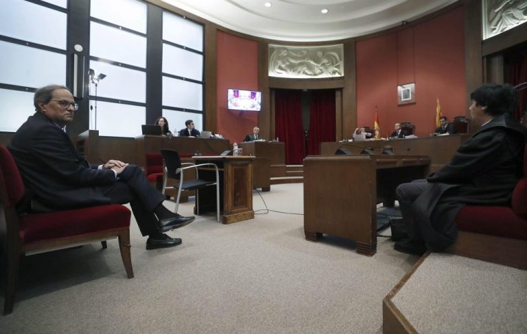 El fiscal concluye que Torra desobedeció a la JEC al no retirar los lazos y esteladas
