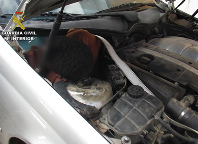 En Melilla son rescatados dos migrantes ocultos en dobles fondos de un coche Rescatados en Melilla dos migrantes ocultos en dobles fondos de un coche