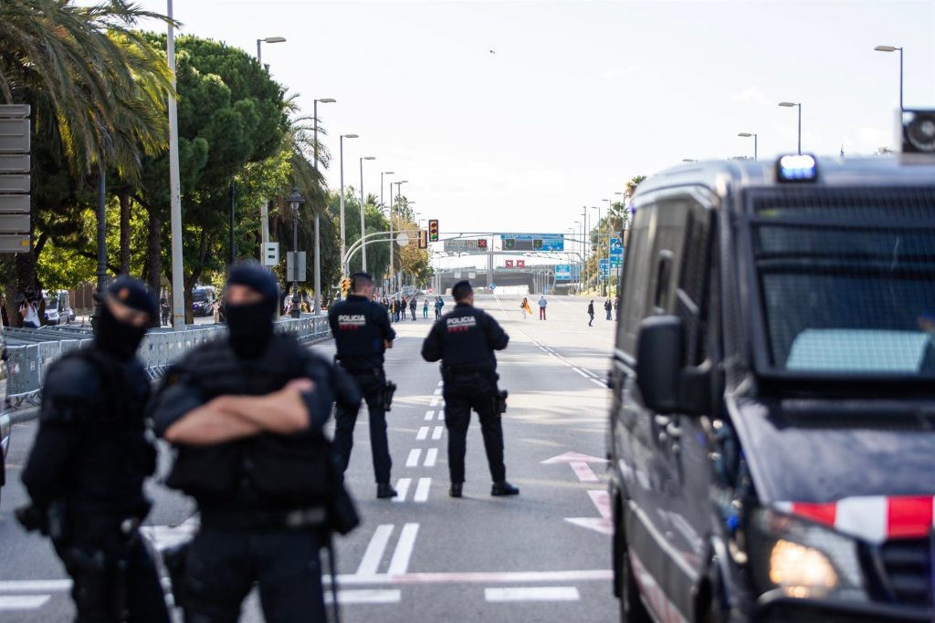 Rufián acusa al Rey de legitimar "pegar a la gente" el 1-O 1 Moncloa policia Moncloa