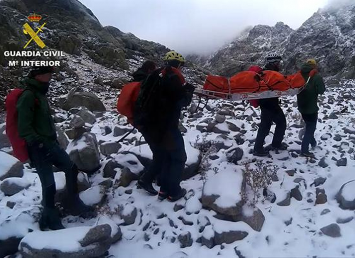 La Guardia Civil evacua el cuerpo de un senderista que perdió la vida en Gredos