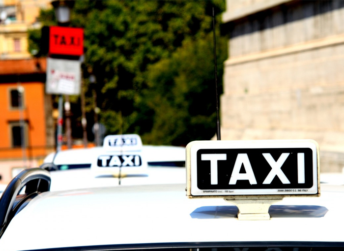 Un taxista ha aparecido degollado en su taxi en Madrid