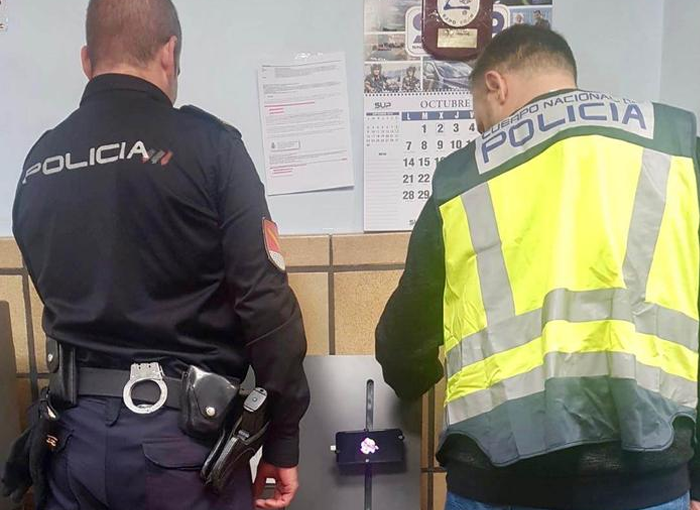 La Policía Nacional detiene a tres jóvenes por robar en dos tiendas de telefonía de Zaragoza