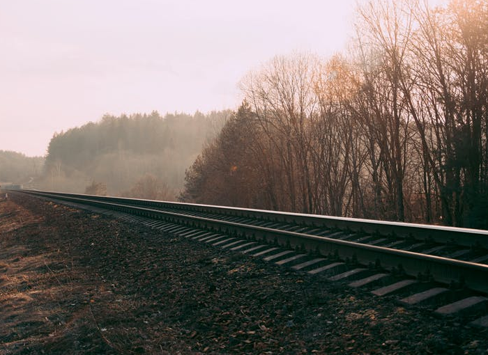 Ciudad Real: Dos fallecidos al ser arrollada su furgoneta por un tren 1 Moncloa Un tren arrolla una furgoneta en Ciudad Real y deja dos muertos