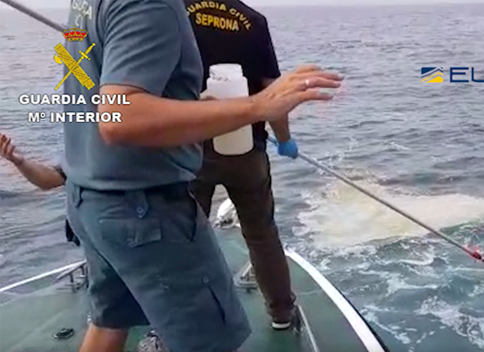 La Guardia Civil investiga a 46 personas por delitos relacionados con la contaminación marina y el tráfico de residuos
