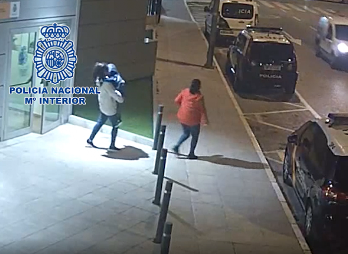 Un agente de la Policía Nacional salva la vida de un niño que se atragantó con comida en lorca