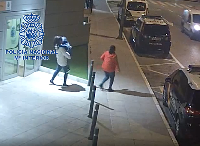 Un agente de la Policía Nacional salva la vida de un niño que se atragantó con comida en lorca
