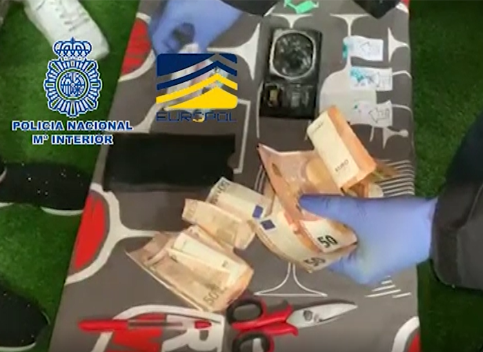 Desarticulada una red de trata que operaba entre Barcelona y Rumanía 1 Moncloa La Policía Nacional desarticula un grupo criminal dedicado a la trata de personas que operaba entre Barcelona y Rumanía