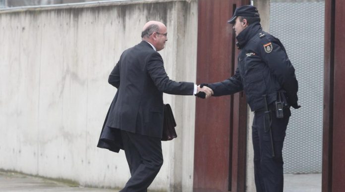 El coronel Pérez de los Cobos de paisano saluda a un policía nacional.